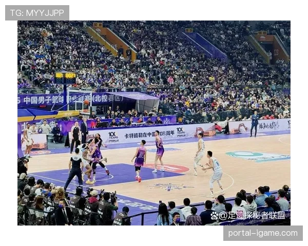 关键时刻，现场大屏幕展示的“关键对位攻防效率”数据如何影响主场观众声浪