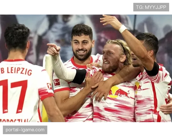 镜头捕捉:莱比锡小将舍什科进球后奔向场边与患病小球迷庆祝